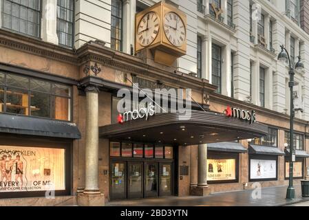 New York City - 29. März 2020: Eintritt in Macys Flagshipstore am Herald Square in New York City. Stockfoto