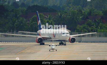Flugzeug rollt nach der Landung Stockfoto