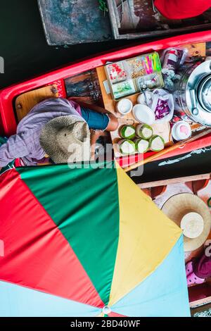 Verkäufer auf dem traditionellen schwimmenden Markt, Bangkok Thailand. Ansicht nach oben Stockfoto