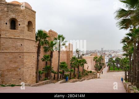 Treppen außerhalb der Kasbah der Udayas in Rabat Marokko Stockfoto