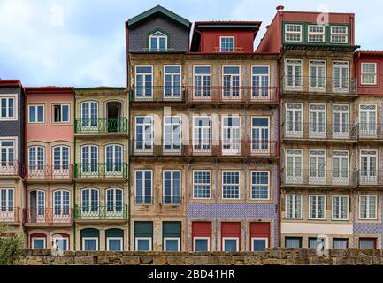 Fassaden traditioneller Häuser mit kunstvollen portugiesischen Azulejo-Fliesen in der berühmten Ribeira-Nachbarschaft in Porto, Portugal Stockfoto