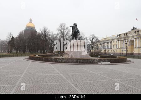 Sankt Petersburg, Russland. April 2020. Blick auf einen leeren Senat-Platz und ein bronzenes Horseman-Denkmal.alle Tage bis zum 30. April wurden von Präsident Wladimir Putin arbeitslos erklärt. Russland hat 6 343 bestätigte Fälle von COVID-19. Credit: SOPA Images Limited/Alamy Live News Stockfoto