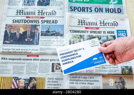 Miami Beach Florida, Miami Herald Titelseite Zeitung Schlagzeilen, Coronavirus covid-19 Krise Pandemie Gesundheit Krankheit, Abschaltung NBA suspendiert Saison Sport Stockfoto