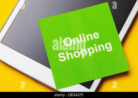 Hinweis mit Text und Tablet. Konzept zum Thema Online-Shopping Stockfoto