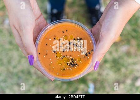 Traditionelle spanische Gazpacho-Kalttomatensuppe auf einem Markt für Straßennahrung. Stockfoto