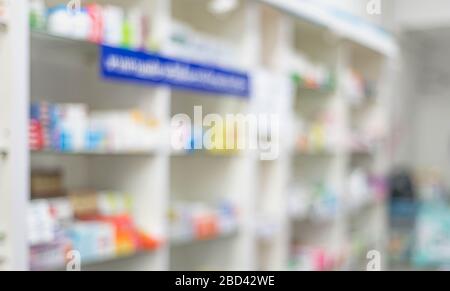 Apotheken- und Arzneiregal sowie Apothekenschränke mit Medikamenten und Medikamentententabletten im Drogengeschäft zum Schutz des Körpers mit verschwommenem Hintergrund. Stockfoto