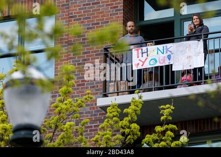 Portland, USA. April 2020. Portland, Oregon, bietet eine geräuschmacherige Salute - mittlerweile eine internationale Tradition - für Mitarbeiter des Gesundheitswesens und andere Mitarbeiter an der Front am 6. April 2020 um 19 Uhr (Foto von John Rudoff/Sipa USA) Kredit: SIPA USA/Alamy Live News Stockfoto