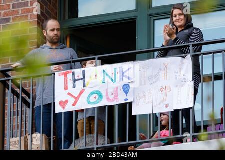 Portland, USA. April 2020. Portland, Oregon, bietet eine geräuschmacherige Salute - mittlerweile eine internationale Tradition - für Mitarbeiter des Gesundheitswesens und andere Mitarbeiter an der Front am 6. April 2020 um 19 Uhr (Foto von John Rudoff/Sipa USA) Kredit: SIPA USA/Alamy Live News Stockfoto