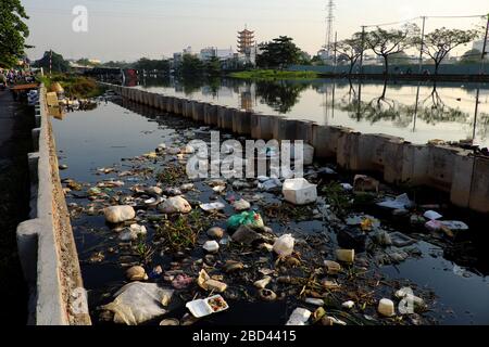 Verschmutzungsfluss aus Abfall in Ho-Chi-Minh-Stadt, Vietnam, viele Abfälle aus Plastiktüten, Flasche, Verpackung im Wasser machen am Morgen schmutzigen Kanal Stockfoto
