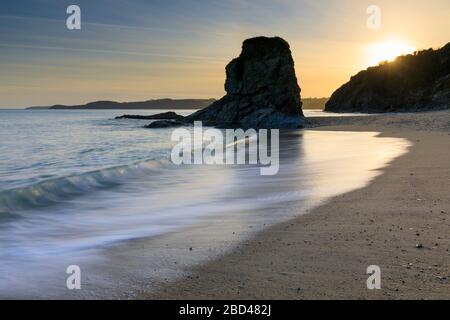 Crinnis Island vom Carlyon Bay Beach in Cornwall aus erobert. Stockfoto