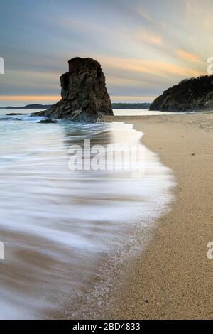 Crinnis Island vom Carlyon Bay Beach in Cornwall aus erobert. Stockfoto