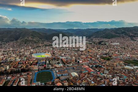Panorama-Ansicht aufgenommen mit DJI Mavic 2 Zoom Drohne über der Stadt Cusco, platziert im Rampenlicht der Tupac Amaru Stadtplatz, der Inca Garcilaso de la Stockfoto