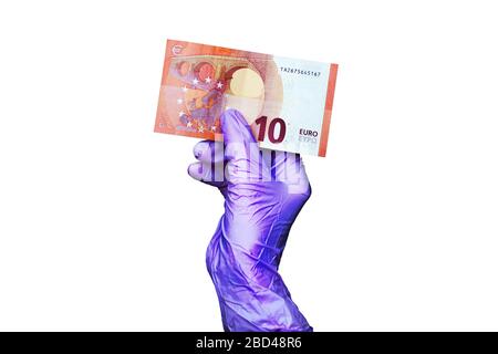 Die menschliche Hand aus purpurem Gummihandschuh hält zehn Euro Banknote auf weißem Hintergrund isoliert Nahaufnahme, 10 Euro Rechnung in Hand in Latexhandschuh Stockfoto