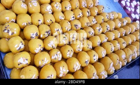 Besan Laddoo oder Besan Laddu - geröstetes Grammmehl, gemischt mit Desi Ghee und Zucker, um schmackhaftes und rundes, süßes Laddu zu machen Stockfoto