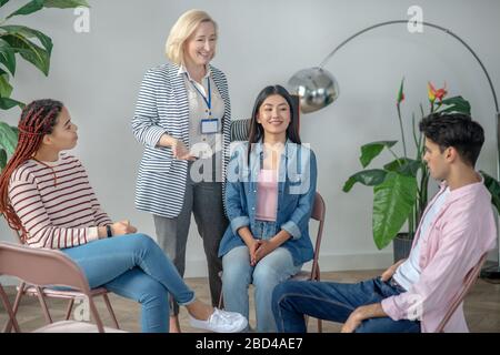 Gruppe von Menschen, die eine psychologische Therapiesitzung haben Stockfoto