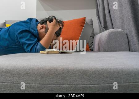 Frustrierte Frau kann sich nicht konzentrieren, während sie von zu Hause aus arbeitet Stockfoto
