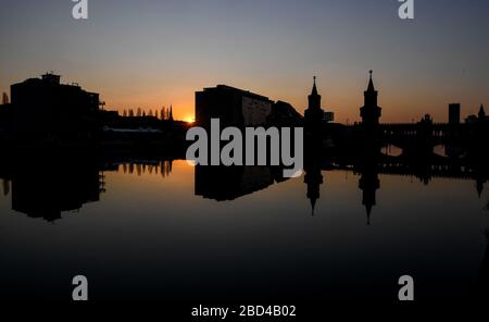 Berlin, Deutschland. April 2020. Hinter der Oberbaumbrücke steigt die Sonne auf. Credit: Britta Pedersen / dpa-Zentralbild / dpa / Alamy Live News Stockfoto