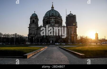 Berlin, Deutschland. April 2020. Hinter dem Berliner Dom erhebt sich die Sonne. Credit: Britta Pedersen / dpa-Zentralbild / dpa / Alamy Live News Stockfoto