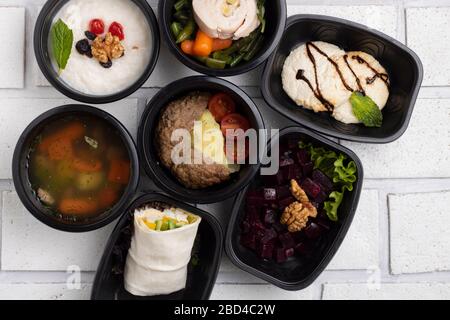 Suppe im Zentrum, Frühstück mit gesunder Mahlzeit. Draufsicht. Dessert, gedämpfter Salat und kein Fleisch. Stockfoto