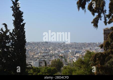 Blick über Athen von den antiken Ruinen der Akropolis, Griechenland Stockfoto