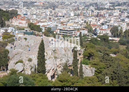 Touristen auf einem Ausbiss unter den antiken Ruinen der Akropolis, Athen, Griechenland Stockfoto