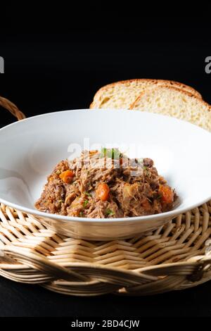 Französische lokale Küche Navarin d'agneau Lamm oder Hammel Slow Cooker Streifen in weißem Gericht mit Kopierraum Stockfoto