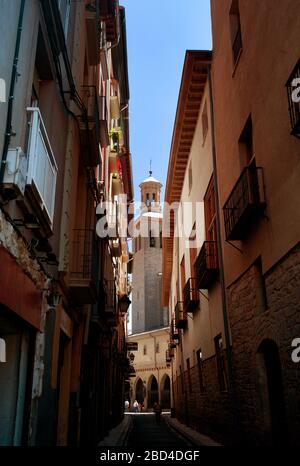 Blick auf die Kirche San Saturnino in der Calle Jarauta, Pamplona, Spanien Stockfoto