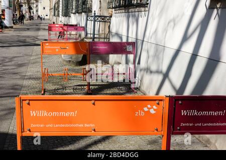 Berlin, Deutschland. April 2020. Leere Fahrradständer stehen vor dem Gebäude der Stadtbibliothek in der Breite Straße, das zur Zentral- und Landesbibliothek gehört. Aufgrund der Corona-Epidemie ist die Einrichtung geschlossen. Kredit: Jens Kalaene / dpa-Zentralbild / ZB / dpa / Alamy Live News Stockfoto