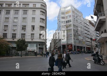 Fußgänger überqueren die Straße in der Omonia-Gegend von Athen, Griechenland. Stockfoto