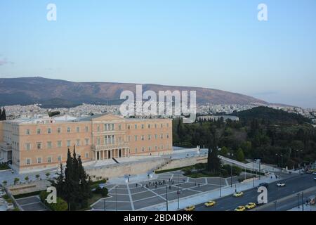 Blick auf das griechische Parlamentsgebäude (alter Königspalast) auf dem Syntagma-Platz vom Dach des Hotels Grande Bretagne, Athen, Griechenland. Stockfoto