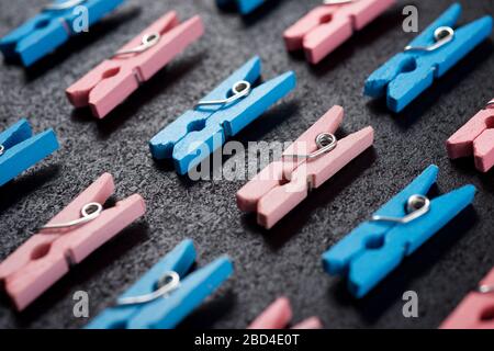 Kleine Wäscheklappen auf schwarzem Tisch. Stockfoto