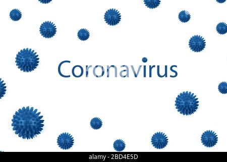 Inscription Coronavirus mit Modellen von COVID-19 isoliert auf weißem Hintergrund. Stockfoto