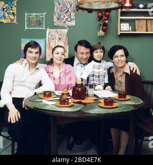 Die Familie Lindemann am Küchentisch kommt von Hans-Georg Panczak, Ute Willing, Günter Lamprecht, Rolf und Rainer Weiss und Barbara Rütting in den Namen Sie die Lindemanns?, Regie: Hartmut Griesmayrer, 1977. Familie Lindemann sitzt um den Küchentisch, verordnet von Hans-Georg Panczak, Ute Willing, Günter Lamprecht, Rolf und Rainer Weiss und Barbara Rütting in kennen Sie die Lindemanns?, Regie: Hartmut Griesmayrs, 1977. Stockfoto