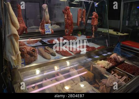 Innereien in der Frischfleischabteilung des Athens Central Market, Griechenland. Stockfoto