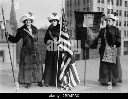 Foto zeigt Frauen im Wahlrecht Wanderer General Rosalie Jones, Jessie Stubbs und Oberst Ida Craft, die einen Beutel mit der Aufschrift "Stimmen für Frauen Pilger-Flugblätter" trägt Stockfoto