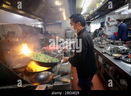 Vancouver, Kanada. April 2020. Ein Küchenchef bereitet in der Küche Speisen für die Mitarbeiter des Vancouver General Hospital in einem chinesischen Restaurant in Vancouver, Kanada, am 6. April 2020 zu. Die kanadische Regierung rekrutiert Freiwillige zur Unterstützung von Mitarbeitern im Gesundheitswesen an vorderster Front, um die COVID-19-Krise zu bekämpfen. Einige lokale chinesische Restaurants spendeten Mahlzeiten an die Mitarbeiter im Gesundheitswesen, die COVID-19 bekämpfen. Kredit: Liang Sen/Xinhua/Alamy Live News Stockfoto