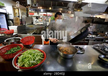 Vancouver, Kanada. April 2020. Ein Küchenchef bereitet in der Küche Speisen für die Mitarbeiter des Vancouver General Hospital in einem chinesischen Restaurant in Vancouver, Kanada, am 6. April 2020 zu. Die kanadische Regierung rekrutiert Freiwillige zur Unterstützung von Mitarbeitern im Gesundheitswesen an vorderster Front, um die COVID-19-Krise zu bekämpfen. Einige lokale chinesische Restaurants spendeten Mahlzeiten an die Mitarbeiter im Gesundheitswesen, die COVID-19 bekämpfen. Kredit: Liang Sen/Xinhua/Alamy Live News Stockfoto