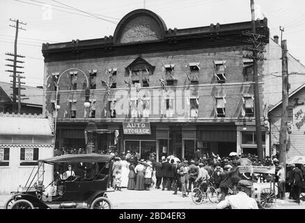 Theodore Roosevelt sprach in New Jersey (möglicherweise Perth Amboy, NJ) auf dem Donehue Market und Auditorium (Buiilt im Jahr 1909) Ca. 1910-1915 Stockfoto