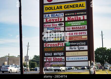 Humble, Texas/USA 20.11.2019: Horizontaler Wegweiser, der viele lokale Unternehmen in einem Strip Mall in Houston, TX, am Straßenrand der FM 1960 wirbt. Stockfoto