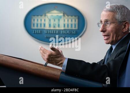 Dr. Anthony S. Fauci, Direktor des National Institute of Allergy and Infectious Diseases und Mitglied der Taskforce des Weißen Hauses Coronavirus, spricht seine Bemerkungen am Montag, den 16. März 2020, im James S. Brady Press Briefing Room des Weißen Hauses an. Stockfoto