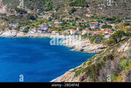 Wunderschönes Sommerpanorama vom Dorf Chiessi auf der Insel Elba. Provinz Livorno, Toskana, Italien. Stockfoto