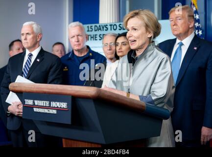 Präsident Donald J. Trump hört zu, als Botschafterin Deborah Birx, Koordinatorin für Coronavirus Response Coordinator des Weißen Hauses, am Montag, den 16. März 2020, im Briefing Room von James S. Brady Press des Weißen Hauses Bemerkungen vorgibt. Stockfoto