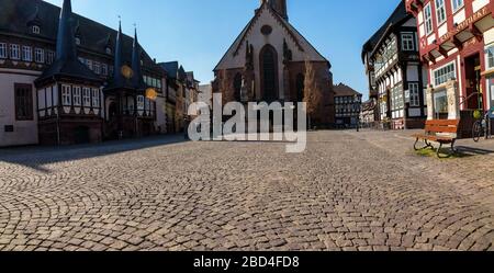 Marktplatzpanorama mit Rathaus, Marktkirche und historischem Fachwerk Stockfoto