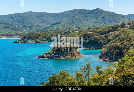 Panorama-Sommersicht in der Nähe von Procchio auf der Insel Elba. Toskana, Italien. Stockfoto