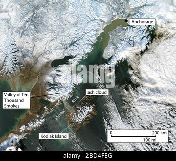 Dieses Satellitenbild mit einer Auflösung von 1 km von MODIS Aqua in Echtfarben zeigt eine resuspendierte Aschewolke, die von hohen Winden erzeugt wird, die die trockenen, nicht vegetierten Ablagerungen im Tal der Zehntausend Raucher durchscheuern. Die Wolke erstreckt sich über die Shelikof Strait bis zur westlichen Kodiak-Insel. Stockfoto