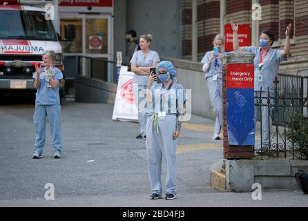 Vancouver, Kanada. April 2020. Mitarbeiter im Gesundheitswesen nehmen am Weltgesundheitstag in Vancouver, Kanada, am 6. April 2020 Applaus und Jubel von Menschen außerhalb des St. Paul's Hospital zur Kenntnis. Kredit: Liang Sen/Xinhua/Alamy Live News Stockfoto