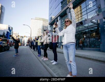 Vancouver, Kanada. April 2020. Am Weltgesundheitstag in Vancouver, Kanada, am 6. April 2020, begrüßen und jubeln die Menschen für die Mitarbeiter im Gesundheitswesen außerhalb des St. Paul's Hospital. Kredit: Liang Sen/Xinhua/Alamy Live News Stockfoto