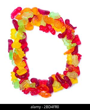 Buchstabe D des englischen Alphabets aus mehrfarbigem Marmelade auf einem weiß isolierten Hintergrund. Lebensmittelmuster aus Süßigkeiten von Kindern Bären, Dinosa Stockfoto