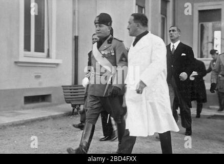 Der Professor. Angelo Nicolato und Benito Mussolini im Krankenhaus San Matteo in Pavia Ca. Vor 1936 Stockfoto