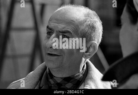 Der französische Schauspieler Louis de Funès wird in der Nähe des Filmes L'homme orchestre (Regie Serge Korber) gedreht. Bassano Romano (Viterbo), Italien, März 1970. Stockfoto